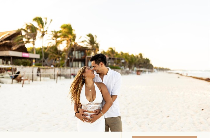 Beso de los novios durante su sesión junto al mar